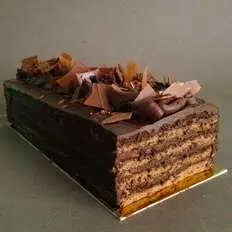 Photo d'un Pavé au chocolat avec un biscuit génoise au chocolat et une ganache au chocolat.